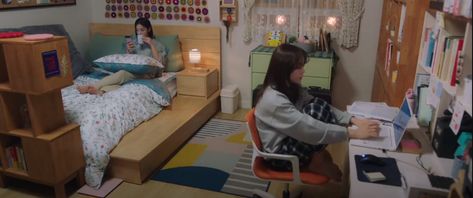 Kdrama Room Ideas, Kpop Dorm Layout Shifting, Korean Hostel Room, Kdrama Bedroom Ideas, Kdrama Room Decor, Kdrama Room, Korea Bedroom, Kpop Dorm, Feminine Apartment