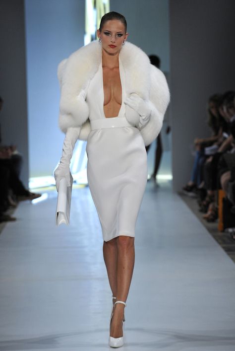 Alexandre Vauthier. White. Werk. Mode Glamour, Alexandre Vauthier, Ținută Casual, Fur Fashion, Mode Vintage, Dresses Short, Mode Inspiration, White Fashion, Couture Fashion