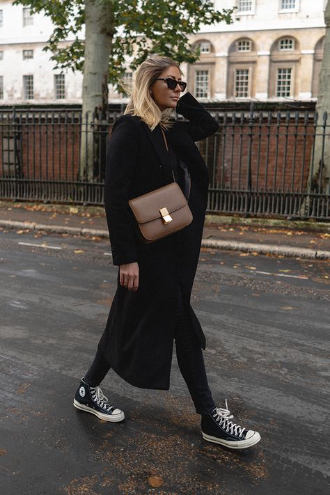 Black wool coat, black skinny jeans, camel Celine Classic bag, Black Converse Chuck 70 trainers. All black outfit. Converse Haute, Converse Noir, Black Coat Outfit, High Tops Outfit, Mode Converse, Emma Hill, 70 Outfits, Converse Outfits, Black High Top Converse