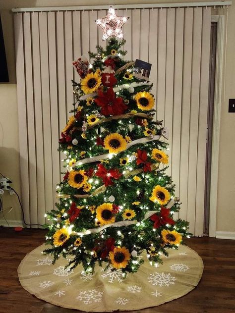 Sunflower Christmas Decorations, Sunflower Christmas Tree Ideas, Colorful Christmas Tree Decor, Labyrinth Ideas, Sunflower Christmas Tree, Fall Christmas Tree, Sunflower Tree, Sunflower Christmas, Fun Family Christmas Games