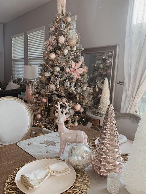 Green Christmas Tree Pink Decorations, White Christmas Tree With Pink And Green Ornaments, Blush And Gold Christmas Tree, Rose Gold And Leopard Christmas Tree, Pink And Gold Christmas Tree Para Gradas, Blush Christmas Tree, Bungalow Christmas, Rose Gold Chrostmas Tree, Nye Decor