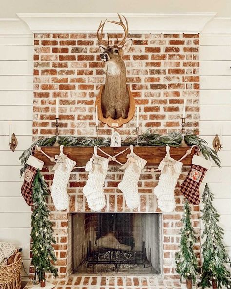 Christmas Brick Fireplace, Fireplace Christmas Decor, Holiday Entryway Decor, Brick Fireplace Decor, Lodge Christmas Decor, Warm String Lights, Lodge Christmas, Cozy Lodge, Fireplace Seating