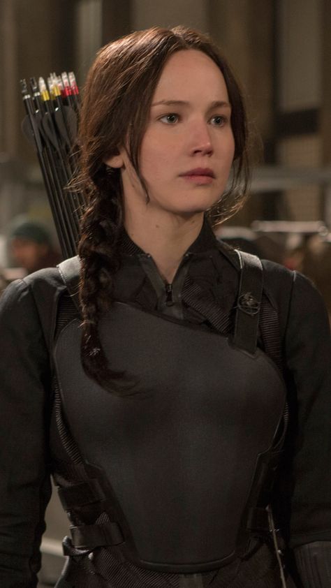 Jennifer Lawrence as Katniss Everdeen in The Hunger Games/Mockingjay (2015). #TheHungerGames #Mockingjay #JenniferLawrence #KatnissEverdeen Katniss Everdeen Hair, Hunger Games Hair, Katniss Outfit, Jeniffer Lawrance, Jennifer Lawrence Hunger Games, Hunger Games Outfits, Hunger Games Wallpaper, Hunger Games Katniss, The Hunger Games Mockingjay