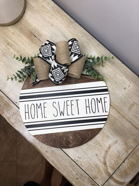 Round Wood Signs, Home Sweet Home Sign, Door Hangers Diy, Door Signs Diy, Wooden Door Signs, Wooden Wreaths, Round Wood Sign, Wood Door Hangers, Front Door Signs