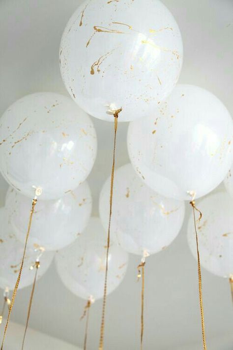 White balloons splattered with gold paint and gold ribbons. Tulle Balloons, Marble Balloons, Copper And Marble, Gender Reveal Balloons, Round Balloons, Marble Wedding, Personalized Balloons, Big Balloons, White Balloons