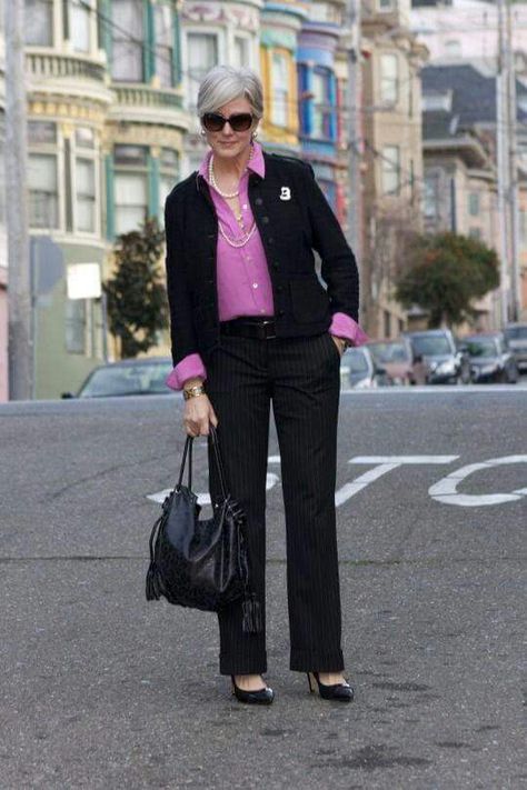 Grandma Clothes, Rose Mary, How To Look Expensive, Dressing Ideas, Style At A Certain Age, Walking Down The Street, Pink Pearls, Advanced Style, 60 Fashion