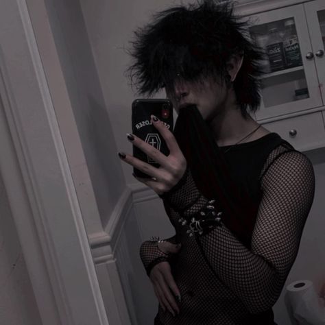 Goth Mullet Men, Alt Hairstyles Men, Styles Man, Alt Guy, Emo Boy Hair, Alt Boy, Emo People, Goth Guys, Gothic Hairstyles