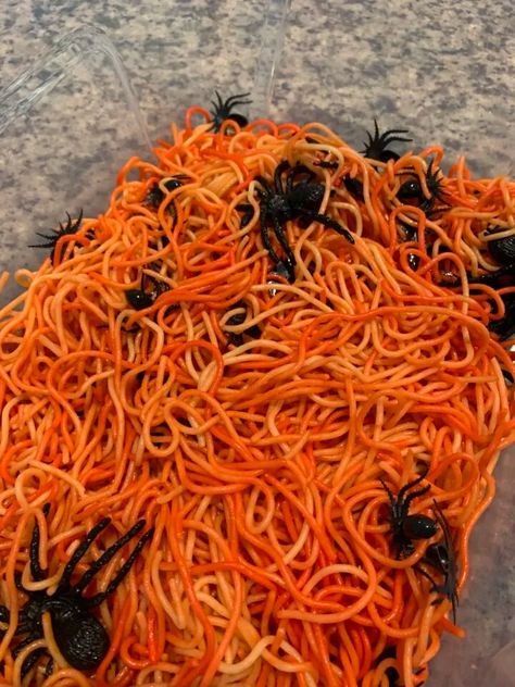 Simple Spider Sensory Bin - baby friendly! - Celebrating with kids Spider Sensory, Spider Toddler Activities, Spider Sensory Bin, Incy Wincy Spider Activities, Fall Sensory Bin, Spider Activities, Diy Halloween Gifts, Monster Treats, Spider Theme