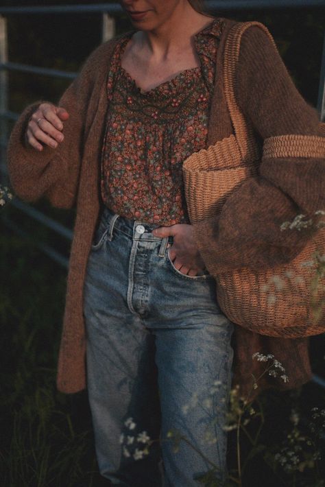 Ginger Fashion Woman, Fall Femme Outfits, Fall Asethic Outfits, Cardigan Boho Outfit, Southern Country Outfits, Handmade Outfits For Women, Subtle Boho Outfits, Boho Artist Style, Fall Boho Aesthetic