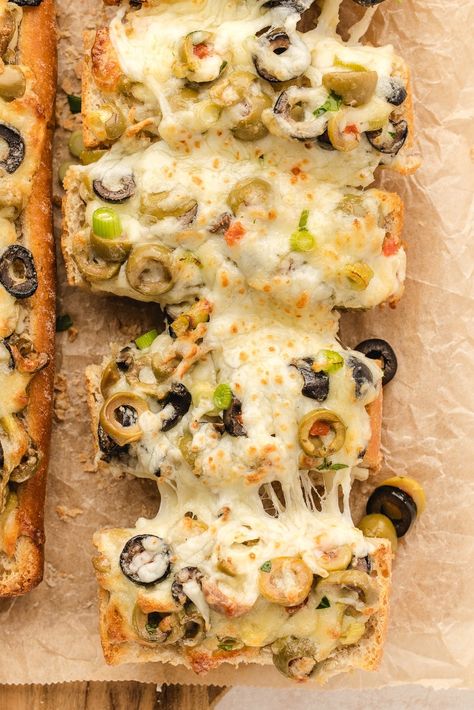 Indulge in this irresistible olive cheese bread recipe. Perfect as a party appetizer or a side dish for your favorite main course. Olive Cheese Bread Recipe, Olive Cheese Bread, Pull Apart Garlic Bread, Jam Toast, Dessert Waffles, Cheese Bread Recipe, Bacon Sausage, Cheesy Bread, Bread Serving