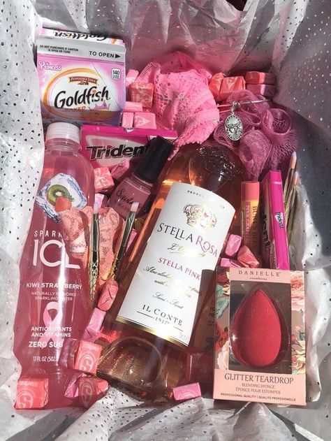 Pink Gift Basket, Anniversaire Diy, Diy Best Friend Gifts, Tout Rose, Birthday Gifts For Brother, Birthday Basket, Bff Birthday Gift, Bff Birthday, Cute Gifts For Friends