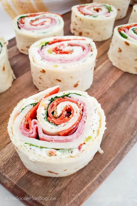 Roll up lunch with Italian Pinwheels! These savory snacks are packed with meat, cheese and herbs. They're easy to assemble and make a great appetizer for parties. Italian Pinwheel, Italian Pinwheels, Pinwheels Appetizers, Picnic Appetizers, Pinwheel Recipe, Turkey Pinwheels, Tortilla Pinwheels, Pinwheel Sandwiches, Pinwheels Recipe