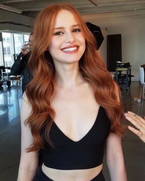 Madelaine Petsch Hair, Bronze Hair Color, Pelo Chocolate, Dark Auburn Hair, Pelo Cafe, Amazon Hair, Coffee Hair, Bronze Hair, Hair Color Chocolate