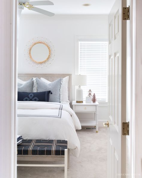 Love the white paint color in this bedroom - Benjamin Moore Simply White! Bro Tips, White Guest Bedroom, Chantilly Lace Benjamin Moore, Benjamin Moore Bedroom, Room Oasis, Florida Bedroom, Benjamin Moore Cloud White, Best Blue Paint Colors, Home Paint Color