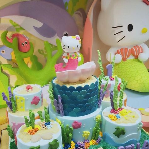 Birthday Cake Hello Kitty, Hello Kitty Mermaid, Cake Hello Kitty, Kitty Mermaid, Hello Kitty Birthday Theme, Mermaid Birthday Cake, Kitty Ideas, Mermaid Pool Parties, Mermaid Pool