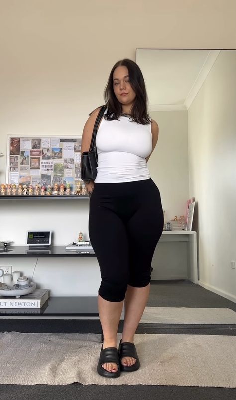 Mid Size Confidence, Midsize Fitness Goals, Medium Sized Bodies, Mid Size Cocktail Outfits, 200 Lbs Women Outfit, Summer Outfits Bigger Women, Midsize Beauty, Casual Walking Outfit, Plus Size 2000s Fashion