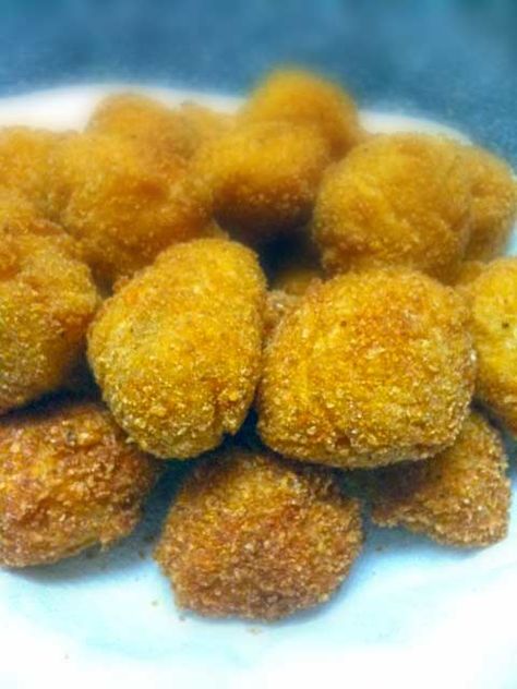 They are called Quepapas. Quepapas are basically tater tots filled with cheddar cheese and a jalapeño bite to them Pizza Hut Quepapas Recipe, Pizza Hut Copycat Recipes, Papa Recipe, Texas Decor, Garlic Knots, Pizza Cat, Appetizer Ideas, Lunch Recipe, Cook Recipes