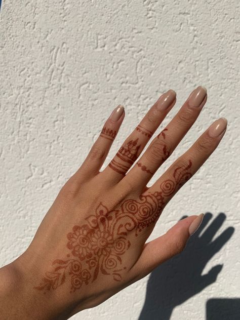 Henna Hand Aesthetic, Nail Paint With Mehndi, Diwali Henna Design Simple, Hena Tato Desain Simple Aesthetic, Henna Hands Aesthetic, Simple Aesthetic Henna Designs, Hena Tato Desain Easy, Aesthetic Simple Mehendi, Whole Hand Henna