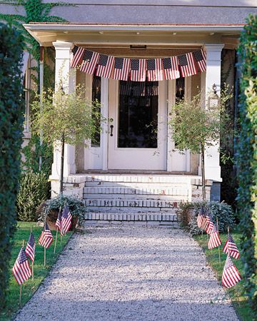 A Festive Swag of Flags  Suspend a swag of flags from cotton clothesline over your porch, and then line the walkway with more flags. Martha Stewart Holiday, Patriotic Bunting, American Flag Decor, Flag Display, Fourth Of July Decor, American Flags, The American Flag, Patriotic Party, 4th Of July Decorations