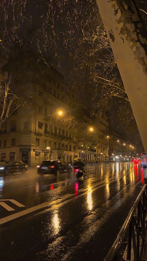 Rain At Night, Rainy Day Aesthetic, Night Scenery, Pretty Landscapes, Night Vibes, Images Esthétiques, City Wallpaper, Rain Photography, A Rainy Day