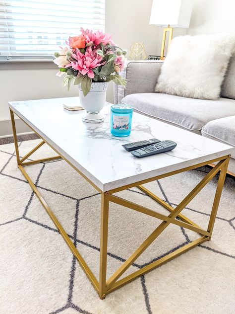 Marble Living Room Decor, Living Room College Apartment, White Marble Living Room, Living Room Decor Gold, Gold Bookshelf, Gold Couch, Accent Coffee Table, Marble Living Room, Austin Apartment