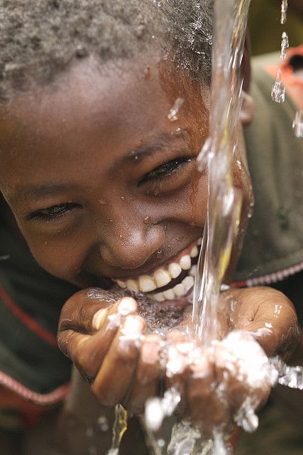 The joy of a child in Africa experiencing fresh well water for the first time. Children In Africa, Foto Kids, Pure Joy, People Of The World, Just Smile, Foto Inspiration, 인물 사진, Happy Face, Happy People