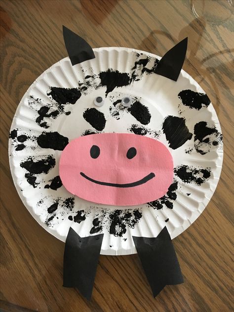 Paper plate cow project Materials: Paper plate, sponge, black paint, black marker, pink paper, googley-eyes, black sticky tape/black paper, glue, scissors Preschool Farm Crafts, Farm Activities Preschool, Farm Theme Preschool, Cow Craft, Craft For Toddlers, Farm Animal Crafts, Maluchy Montessori, Farm Craft, Farm Preschool