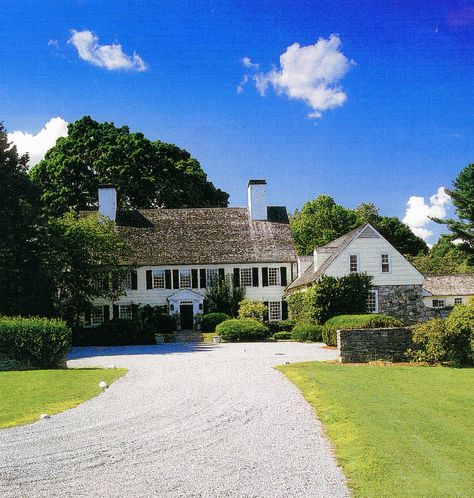 New Jersey country home.  Howard Slatkin American Country House, Cedar Roof, Huntington Homes, Vintage House Plans, American Country, Country Estate, White Houses, Pretty House, Classic House