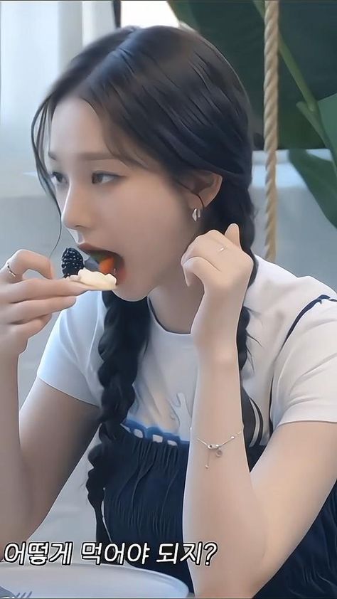 cr: cexxyz on ttk! | tags: #mukbang #food #eating #fancam #kpop #idol #aespa #karina Eating Idol, Kpop Idols Eating, Idol Eating, Karina Fancam, Mukbang Food, Fancam Kpop, Food Eating, Twice Video, Eat Fancam