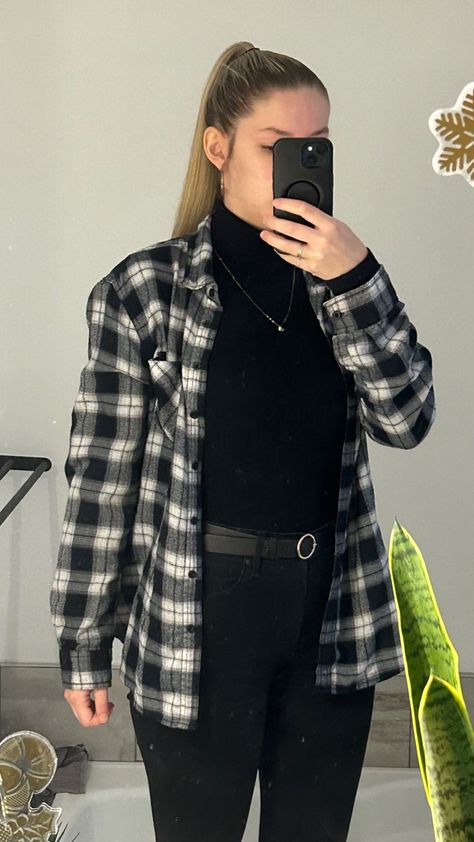 Outfits With Black Turtleneck Aesthetic, Shirts That Go With Black Jeans, How To Style Black And White Flannel, Flannel Turtleneck Outfit, How To Style Check Shirts Women, Turtleneck And Flannel Outfit, Black And White Plaid Shirt Outfit, Turtleneck Outfit Casual, Black And White Flannel Outfit