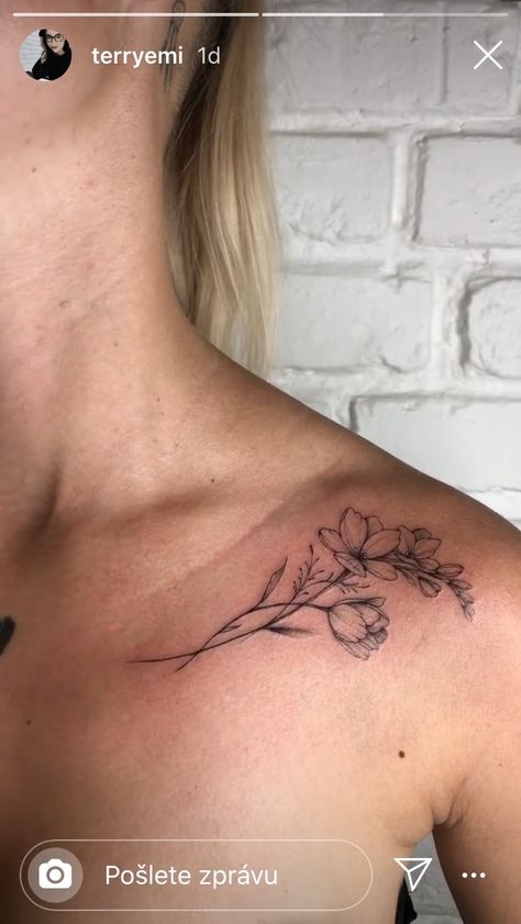 Daffodil Collarbone Tattoo, Daffodil Collar Bone Tattoo, Birth Flower Shoulder Tattoos, Flower Tattoos Collar Bone, Flower Tattoo On Collar Bone, Collar Bone Tattoo Flower, Colar Bone Tattoo For Women, Flower Collar Bone Tattoo, Collar Bone Tattoos