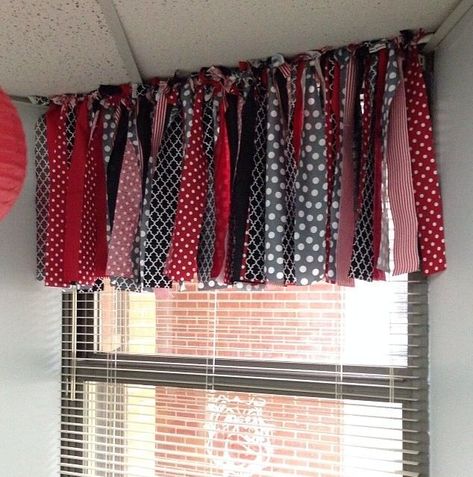 Use this idea with red white and blue fabric strips for classroom..... patriot colors and patterns :D Classroom Curtain Ideas, Ladybug Classroom Theme, Waddlers Classroom, Red Classroom Theme, Patriotic Classroom Theme, Middle School Classroom Themes, Ladybug Classroom, Classroom Colors, Black Classroom