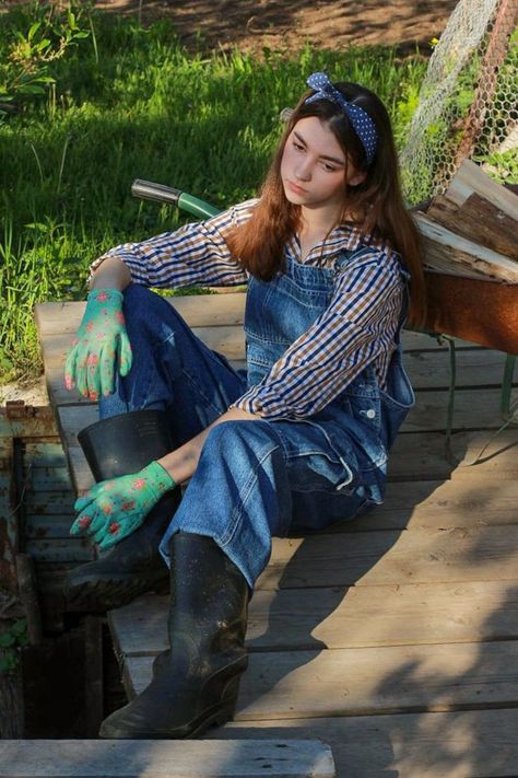 Farmer Outfit Women, Wellies Outfit, Women In Suspenders, Farmer Style, Farmer Outfit, Muddy Boots, Rainwear Girl, Farmer Girl, Denim Dungaree