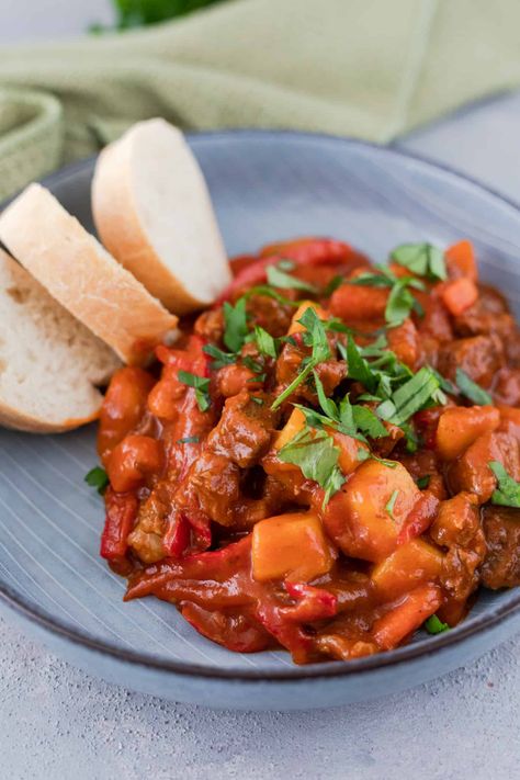 Goulash Recipes, Tacos Beef, Goulash, Sweet And Sour Pork, Food 52, Chana Masala, I Love Food, Slow Cooker Recipes, Indian Food Recipes