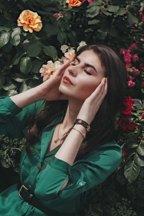 Photoshoot Makeup, Summer Photoshoot, Green Photo, Jewelry Photoshoot, Jewelry Model, Model Pictures, Green Flowers, Botanical Gardens, Close Up