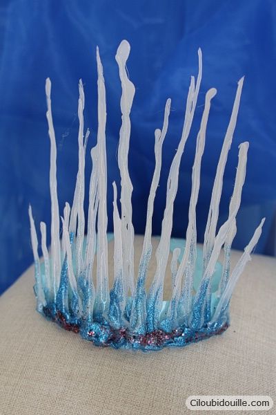 Fabriquer une couronne Elsa reine des glaces | Ciloubidouille Winter Fairy Costume, Princess Crown Cake, Ice Queen Costume, Frozen Costume, Mermaid Crown, Sea Crafts, Daycare Activities, Winter Fairy, Mermaid Coloring