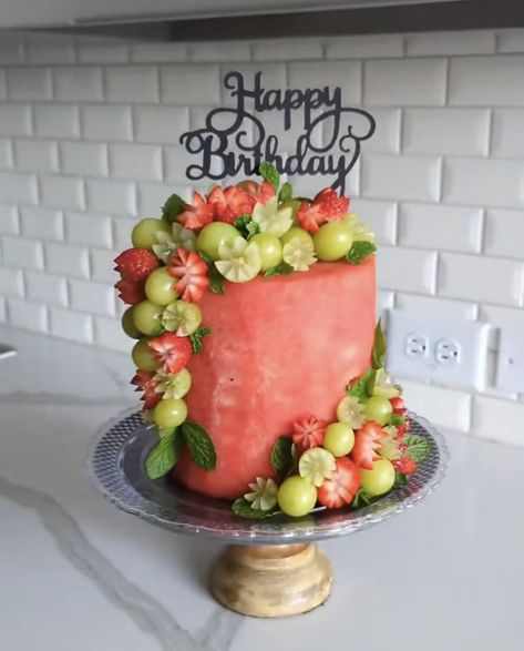 Fruit Pairings, Deserturi Raw Vegan, Fruit Birthday Cake, Fruit Cake Design, Decorative Food, Fresh Fruit Cake, Fruit Platter Designs, Kreative Snacks, Fruit Creations