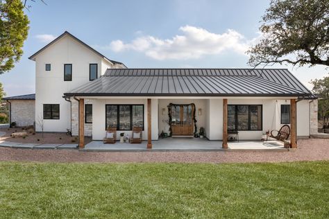 Brown Metal Roof White House, White House Black Metal Roof Wood Accents, Homes With Stucco And Siding, Stucco Metal Roof, Modern Metal Roofing Ideas, Ranch House Metal Roof, White Barndo With Black Roof, White Stucco House Black Trim Wood Accents, White Stucco Farmhouse