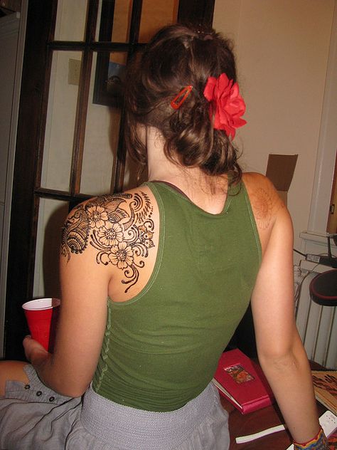 Shoulder Henna, Paisley Tattoo, Back Henna, Tatoo 3d, Shoulder Cap Tattoo, Lace Tattoo Design, Flower Henna, Henna Party, Shoulder Tattoos For Women