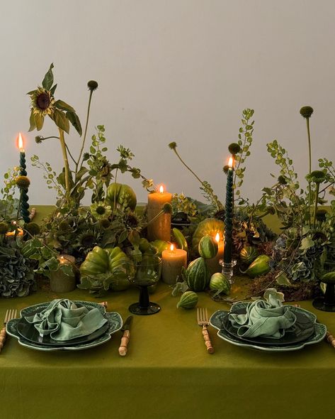 back to basics💚 the trendiest vegetable inspires us more and more Vegetables Table Decor, Vegetable Tablescape, Table Scapes Dinner Party, Art Nouveau Party, Food Tablescape, Tablescape Aesthetic, Monarch Aesthetic, Engagement Lunch, Fruit Tablescape