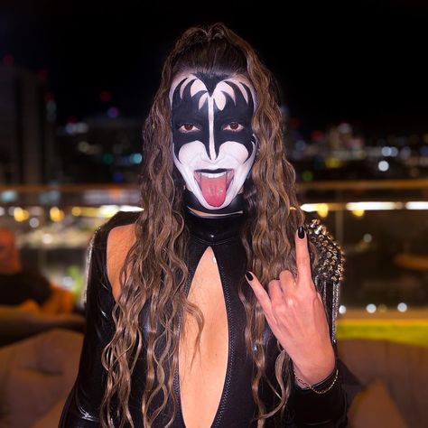 Female Gene Simmons makeup and hair idea #halloween #halloweenmakeup #halloweencostume #kiss Kiss Band Costume Women, Kiss Inspired Outfits, Rock Costume Women, Kiss Band Costume, Gene Simmons Makeup, Gene Simmons Costume, Punk Halloween Costume, Madonna Costume, Halloween Kiss