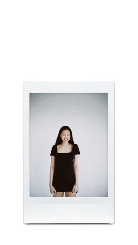 Jennie Black And White Wallpaper, Jennie Polaroid, Polaroid Wallpaper, Jennie Wallpaper, Instagram Cartoon, Instant Photos, Iphone Wallpaper App, Polaroid Photos, Black And White Wallpaper