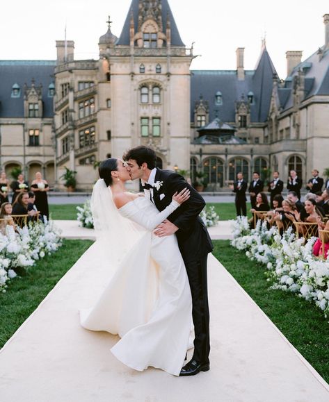 Aaron Carpenter on X: "The Carpenters - 8.26.23🤍 Photos: Jose Villa Planners: Samkoma World PR: @beinspiredpr Venue: @BiltmoreEstate https://t.co/rBzuV0mWnG" / X Biltmore Estate Wedding, The Biltmore Estate, Romantic Summer Wedding, The Carpenters, Aaron Carpenter, Destination Wedding Decor, Jose Villa, The Biltmore, Romantic Summer