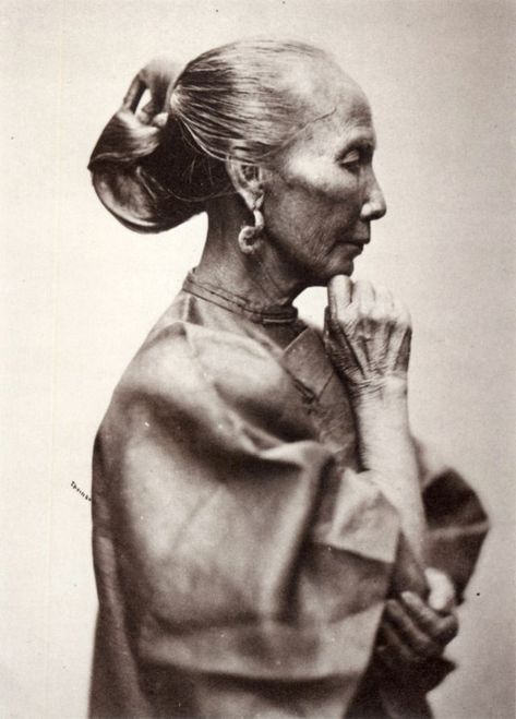 From ordinary people to mandarins, these incredible photos that show portraits of Chinese people in the 1860s. Cantonese mandarin and hi... Chinese Woman, Portrait References, Frida Art, Ageless Beauty, Ancient China, People Of The World, Chinese Culture, Vintage Photographs, Vintage Photography