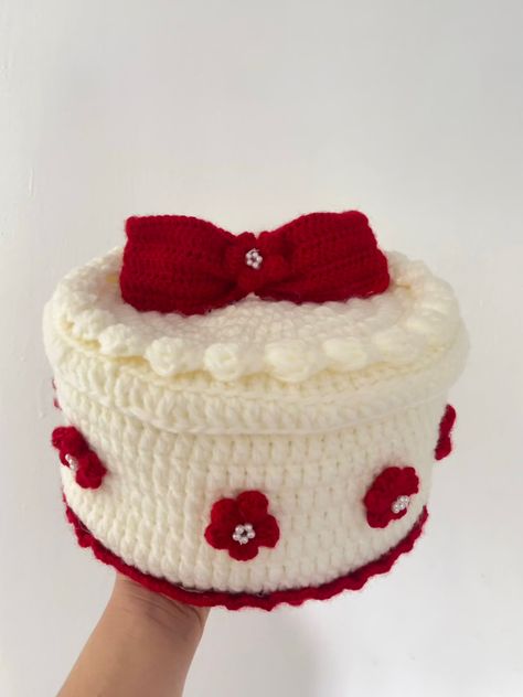 Craving cake but worried about gaining weight? You can have an adorable yarn cake that not only looks beautiful but also serves as storage for jewelry and other items. Crochet Heart Cake, Craving Cake, Crochet Cake, Cake Storage, Crochet Bouquet, Cake Shapes, Yarn Cake, Crochet Inspo, Cake Box