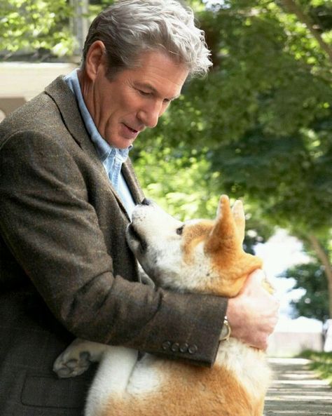 Hachi    Richard Gere....I have never cried so much and still cry thinking about this movie! Hachiko Movie, Hachiko A Dog's Story, Hachi A Dogs Tale, A Dog's Tale, Celebrity Dogs, Japanese Akita, Beau Film, Dog Movies, Akita Dog