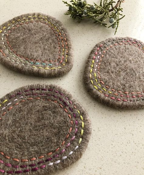 Wool Coasters Diy, Wool Felt Coasters, Tovad Ull, Wool Coasters, Wool Mats, Wet Felting Projects, Felt Coasters, Raw Edge Applique, Diy Coasters