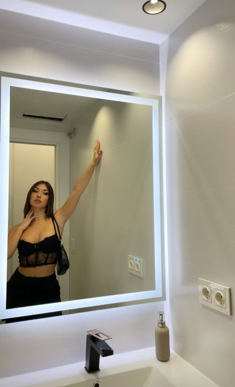 Cute Bathroom Selfies, Hotel Selfies Aesthetic, Hotel Bathroom Selfie, Hotel Bathroom Pics, Hotel Bathroom Picture Ideas Instagram, Bathroom Mirror Poses Photo Ideas, Bathroom Mirror Pics Instagram, Hotel Selfie Ideas, Bathroom Mirror Pic Ideas