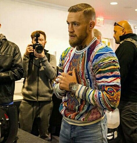 Coogi Sweater Chris Brown Style, Class Outfits, Dapper Mens Fashion, Coogi Sweater, Conor Mcgregor, Mens Fashion Streetwear, Beautiful Dark Art, Dope Outfits, Mens Casual Outfits