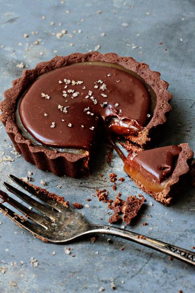 Chocolate Caramel Tart from @Jamie Lothridge of My Baking Addiction Caramel Tart Recipe, Caramel Tarts, Chocolate Caramel Tart, Caramel Tart, God Mat, Think Food, Chocolate Tart, Eat Dessert First, Chocolate Caramel